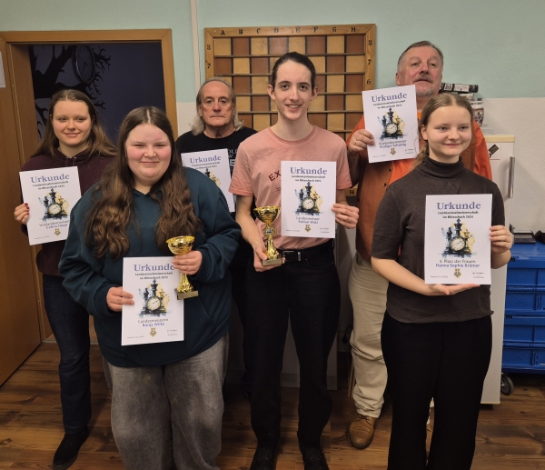 v.l.n.r.: (hintere Reihe) 2. Celina Hopp, 3. Karsten Schulz, 2. Rüdiger Schüttig, (vordere Reihe) Landesmeisterin Ronja Wilke, Landesmeister Fabian Walz, 3. Hanna Sophie Krämer; Foto: Sven Helms