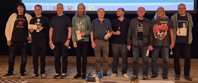 Siegerehrung (v.l.n.r., Carsten Dittrich (vom Ausrichter) und die Plätze 1-3): Felix Reichmann, Hendrik Reichmann, Eike Andreas Kist; Foto: Sven Helms