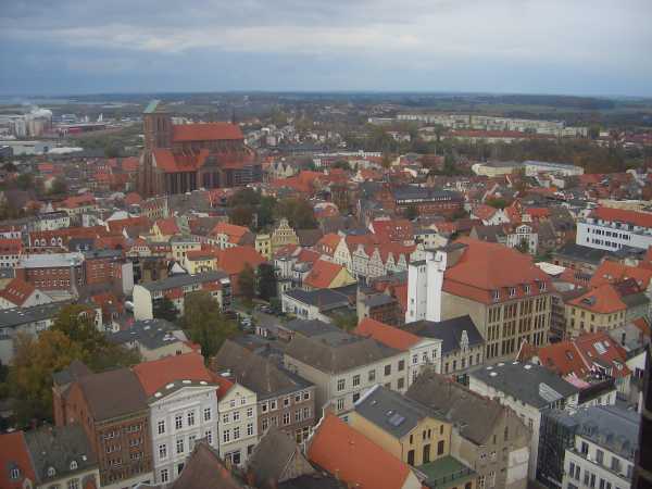 Panoramablick vom Marienkirchturm (Hhe 80 Meter) auf die Altstadt von Wismar; Bildmitte: die St. Nikolaikirche