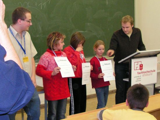 WK V M�dchen (v.l.n.r.:) 1. Platz Vanessa Rais (GS Torgelow), 2. Platz: Claudia Seeman (GS Dorf Mecklenburg), 3. Platz: Tabea Feikert(Maria Montessori GS Stralsund)