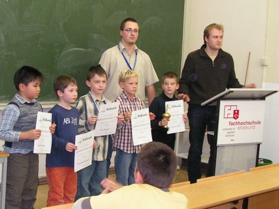 WK VI (v.l.n.r.:) Jungen 5. Platz: Hoang Anh Nguyen (BIP Kreativit�tsgrundschule Neubrandenburg), 4. Platz: Paul-Leopold Schluckner (GS Ostseeblick), 3. Platz: Felix Bugdahl (Neubrandenburg), 2. Platz: Anton Wieting (Neubrandenburg), 1. Platz: Jonathan Schulze (Maria Montessori GS Stralsund)