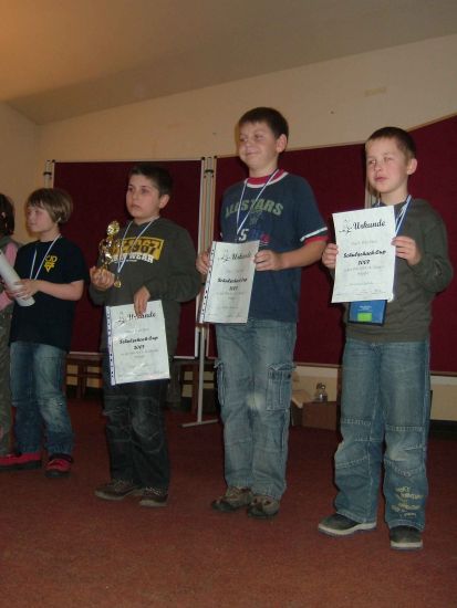 WK III (v.l.n.r.:) 1. Platz M�dchen: Rabea Schumann (CJD Christophorus Rostock), 1. Platz: Hayk Torosyan (9. GS Neubrandenburg), 2. Platz: Anton Pankratz (GS Feldberg), 3. Platz: Christian Zabka (Ev. GS Neubrandenburg)